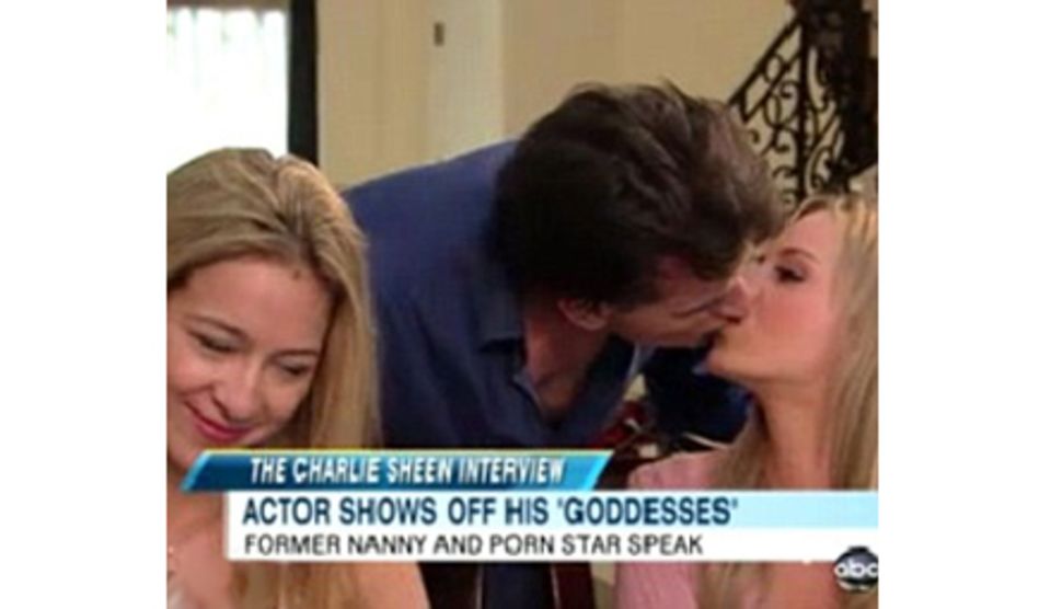 Beim Hausbesuch von "ABC" zeigt Charlie Sheen seine "Göttinnen" Natalie Kenly und Bree Olson.