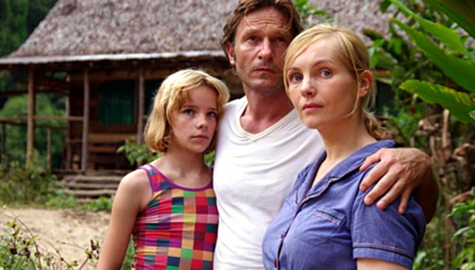 Auf West-Papua geraten Klaus (Kretschmann, mit Stella Kunkat und Nadja Uhl, r.) und seine Familie zwischen die Stammesfronten. S Auf West-Papua geraten Klaus (Kretschmann, mit Stella Kunkat und Nadja Uhl, r.) und seine Familie zwischen die Stammesfronten. S