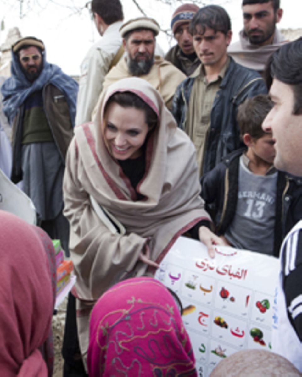 Angelina Jolie in ihrem Element: Sichtlich erfreut zeigt sie libyschen Flüchtlingskindern neues Schulmaterial. Angelina Jolie in ihrem Element: Sichtlich erfreut zeigt sie libyschen Flüchtlingskindern neues Schulmaterial.