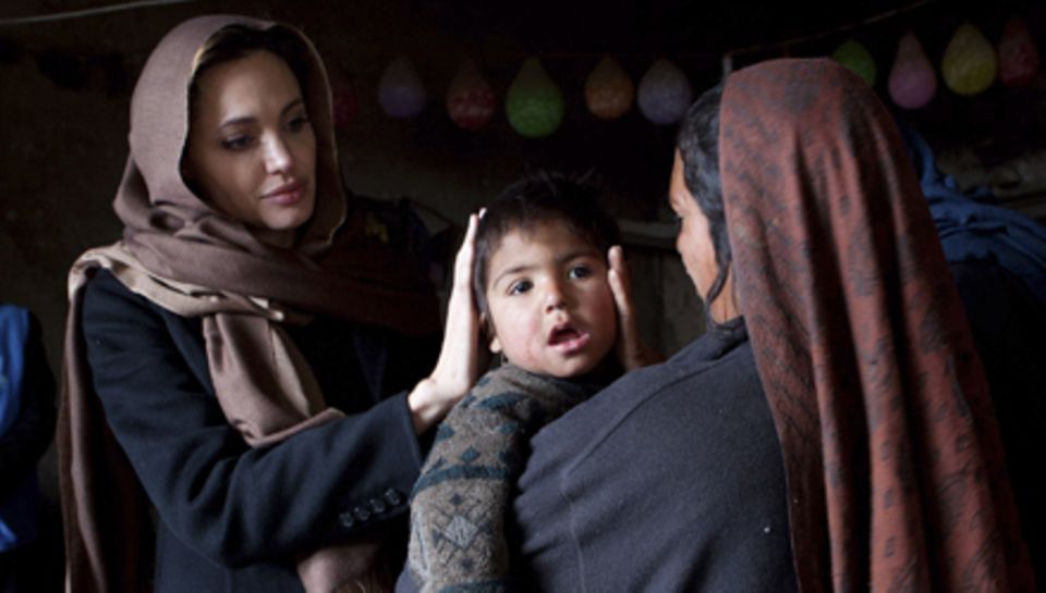 Als UN-Sonderbotschafterin besuchte Angelina Jolie Flüchtlinge in Kabul und zeigt sich sehr bewegt vom Schicksal einer achtfache Als UN-Sonderbotschafterin besuchte Angelina Jolie Flüchtlinge in Kabul und zeigt sich sehr bewegt vom Schicksal einer achtfache