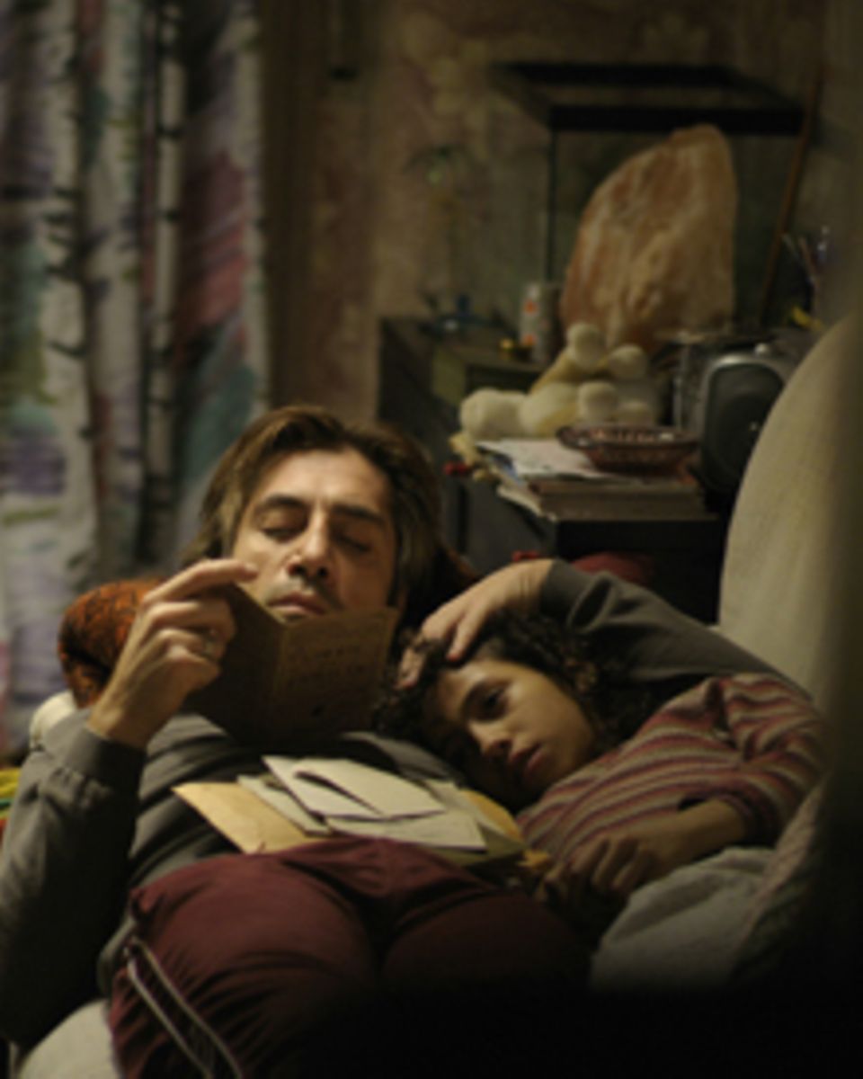 Uxbal(Javier Bardem) verucht seiner Tochter Ana (Hanaa Bouchaib) trotz des hektischen Familienalltags Halt zu geben.
