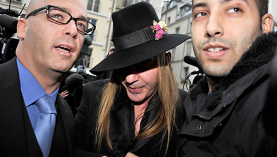 John Galliano und sein Anwalt Stephane Zerbib (l.) vergangene Woche in Paris auf dem Weg zum Polizeiverhör. John Galliano und sein Anwalt Stephane Zerbib (l.) vergangene Woche in Paris auf dem Weg zum Polizeiverhör.