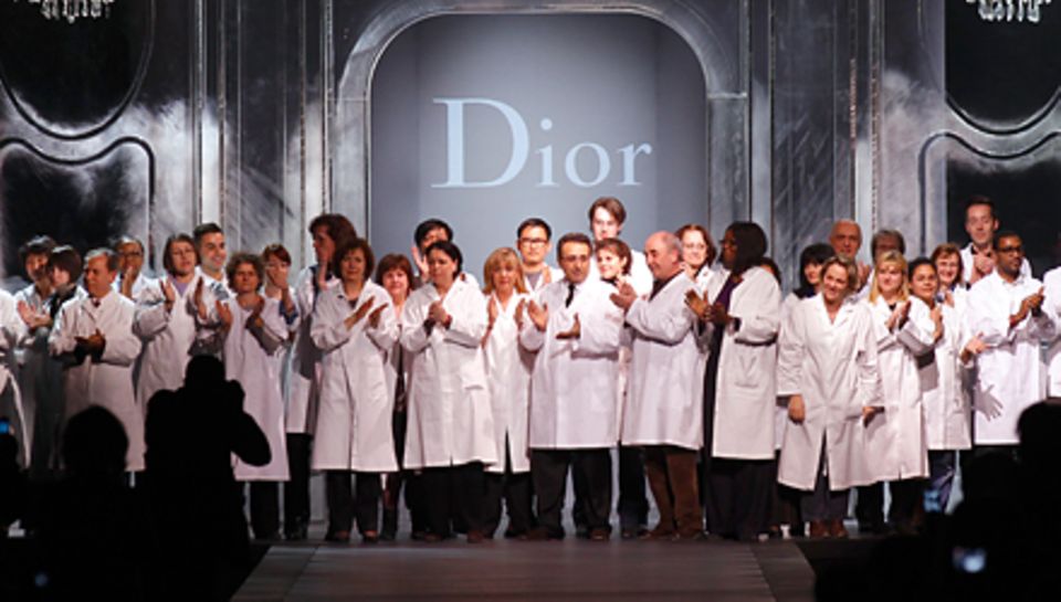 Ungewöhnliches Schlussbild bei Gallianos letzter Dior-Schau vergangenen Freitag im Pariser Rodin-Museum: Der Designer war nicht Ungewöhnliches Schlussbild bei Gallianos letzter Dior-Schau vergangenen Freitag im Pariser Rodin-Museum: Der Designer war nicht