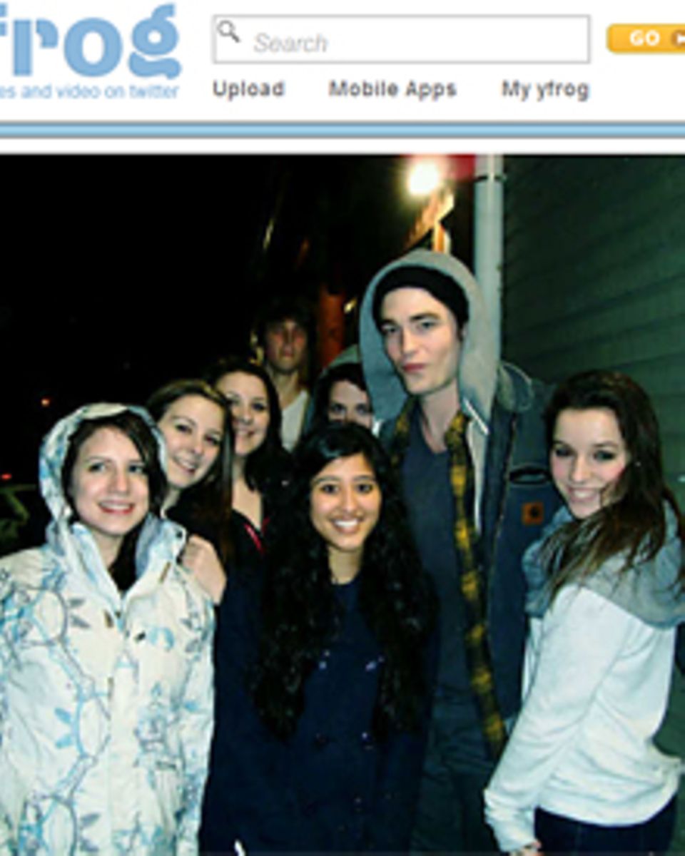 Robert Pattinson lässt sich mit einer Schar weiblicher Fans fotografieren. Robert Pattinson lässt sich mit einer Schar weiblicher Fans fotografieren.