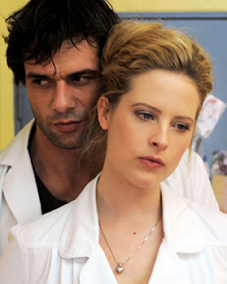 Kai Schumann als Dr. Mehdi Kaan mit Gretchen Haase (Diana Amft) in "Doctor's Diary".