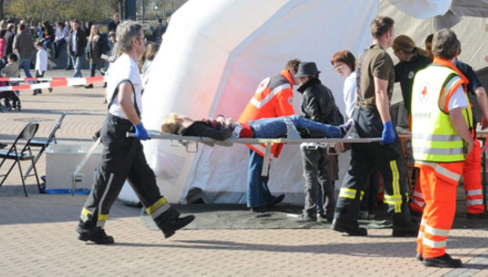 Tragische Bilder aus Oberhausen: Ein Fan wird in das Erste-Hilfe-Zelt getragen.