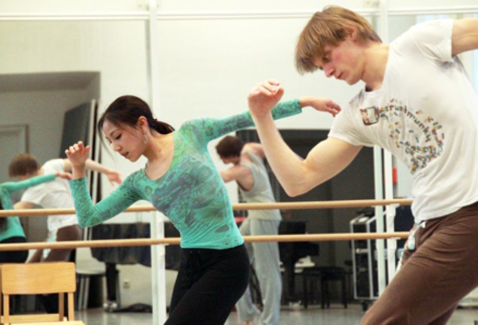 Balletttraining der jungen Profitänzer Yuka Oishi und Edvin Revazov.