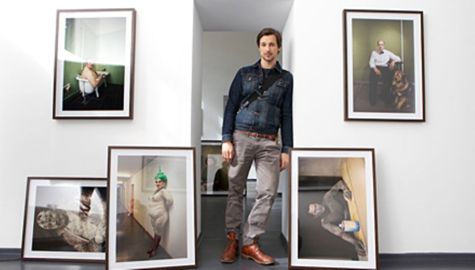 12:00 Uhr - Ausstellung: Florian David Fitz sieht sich in der Friedrichshainer Galerie "Contributed" die Künstlerporträts von Fo