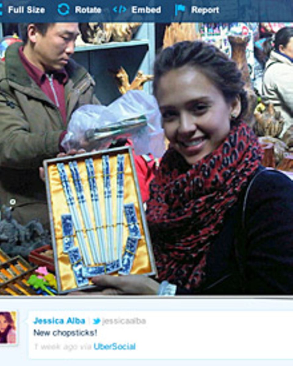 Am 5. April twitterte Jessica Alba über ihren Marktbummel in Beijing und ihre neuen Esststäbchen. Am 5. April twitterte Jessica Alba über ihren Marktbummel in Beijing und ihre neuen Esststäbchen.