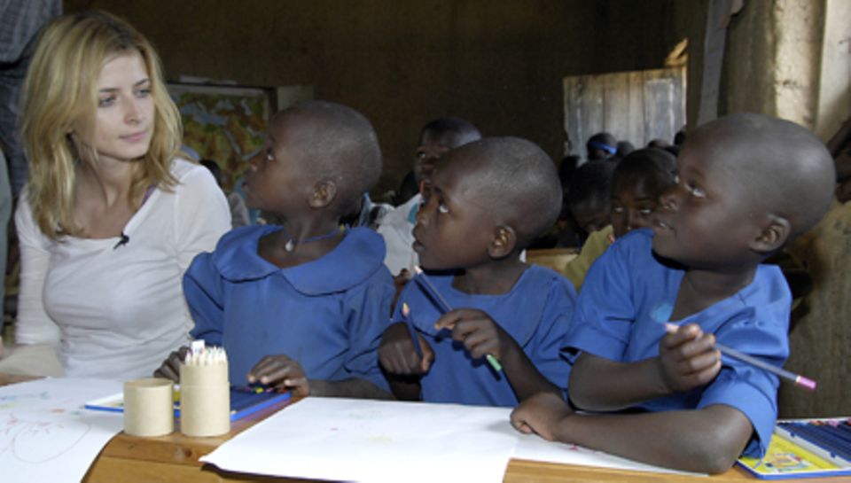 Unterstützung vor Ort: Eva Padberg besuchte während einer Projektreise eine Grundschule in Ruanda. Unterstützung vor Ort: Eva Padberg besuchte während einer Projektreise eine Grundschule in Ruanda.
