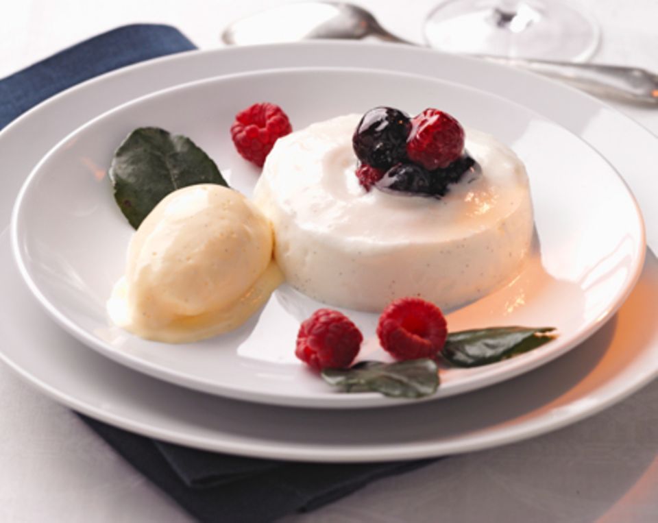 Holunderblütenschaum mit gelierten Beeren und Limonenblättereis Holunderblütenschaum mit gelierten Beeren und Limonenblättereis