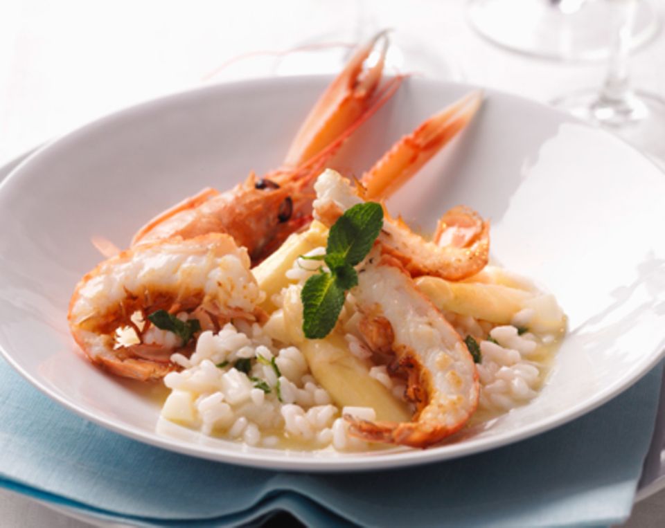 Weißes Spargelrisotto mit Minze und Langostinos Weißes Spargelrisotto mit Minze und Langostinos