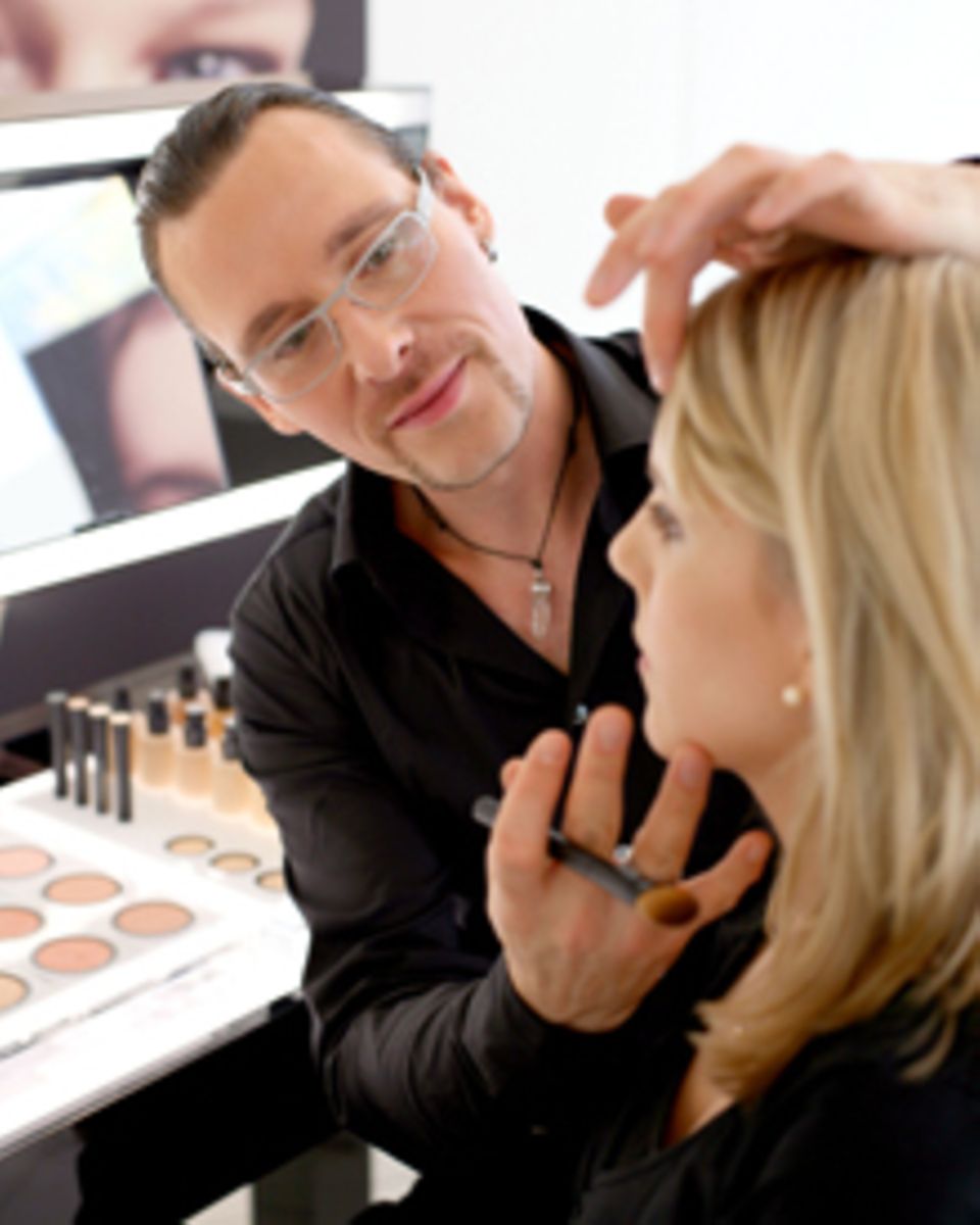 Armanis National Face Designer Alex Rothe liebt die Technik des Make-up-Layerings. Armanis National Face Designer Alex Rothe liebt die Technik des Make-up-Layerings.