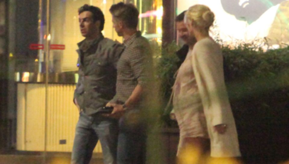 Die schwangere Sarah Connor spazierte zusammen mit ihrem Freund und Manager Florian Fischer durch Berlin. Die schwangere Sarah Connor spazierte zusammen mit ihrem Freund und Manager Florian Fischer durch Berlin.