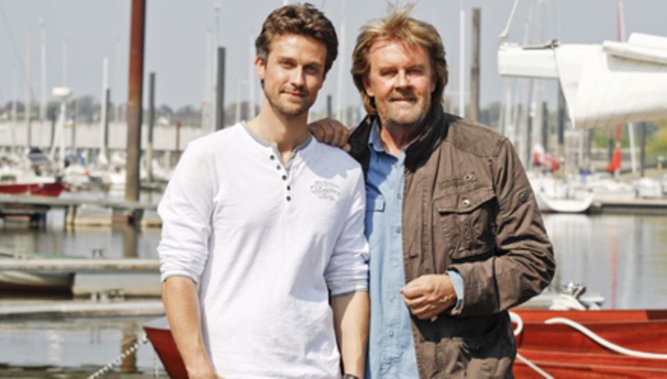Vater und Sohn zu Gast in Hamburg: Wayne und Howard Carpendale am Yachthafen von Finkenwerder.