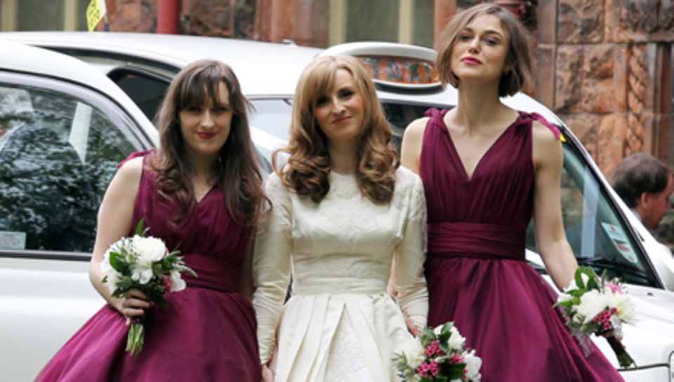 Keira Knightley posiert mit ihrer neuen Schwägerin Kerry Nixon und einer weiteren Brautjungfer im Partnerlook bei der Hochzeit i Keira Knightley posiert mit ihrer neuen Schwägerin Kerry Nixon und einer weiteren Brautjungfer im Partnerlook bei der Hochzeit i