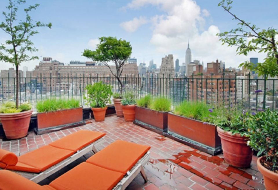 Von der großzügigen Dachterrasse aus kann Jennifer Aniston einen 180 Grad Ausblick auf New York genießen. Von der großzügigen Dachterrasse aus kann Jennifer Aniston einen 180 Grad Ausblick auf New York genießen.