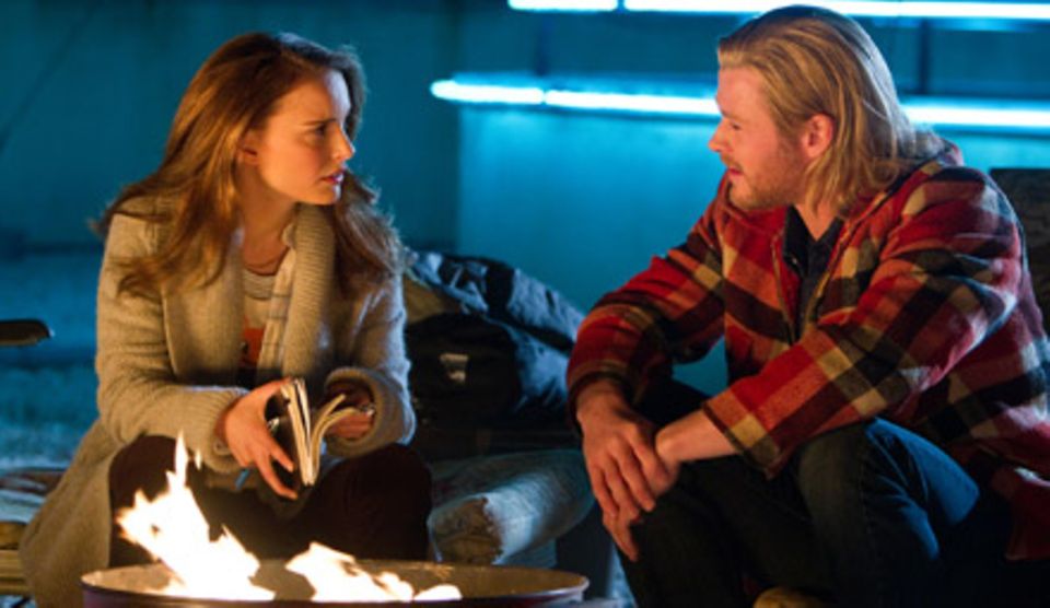 Tonnenfeuerromantik: Thor (Chris Hemsworth) erklärt Jane (Natalie Portman), wie Magie und Wissenschaft zusammenfließen.