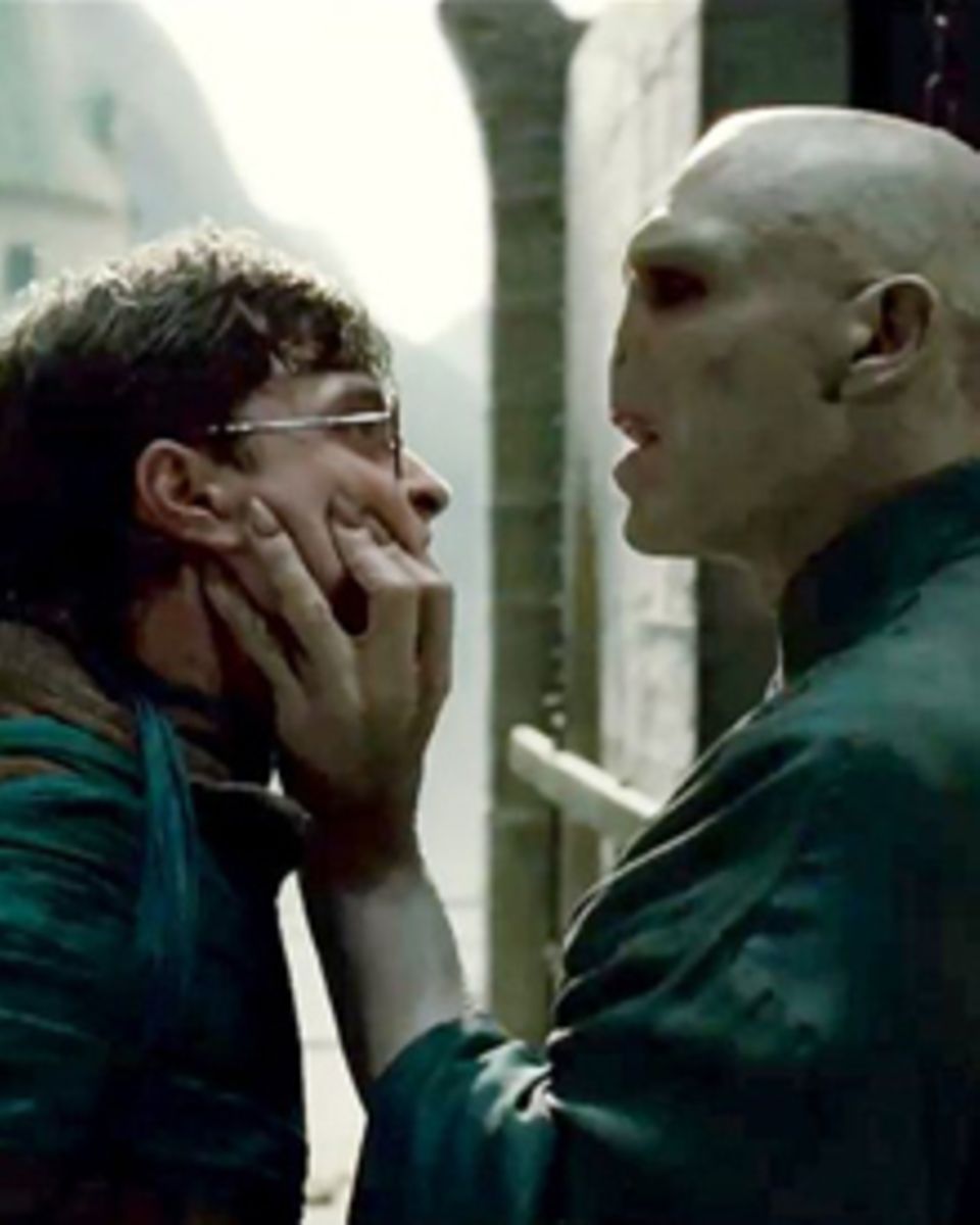 In "Heiligtümer des Todes" muss Harry Potter ein letztes Mal gegen Lord Voldemort antreten. In "Heiligtümer des Todes" muss Harry Potter ein letztes Mal gegen Lord Voldemort antreten.