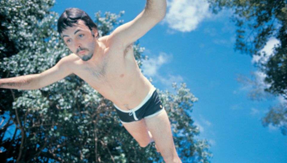 Paul McCartney beim Sprung ins kühle Nass 1971 in Jamaica. Paul McCartney beim Sprung ins kühle Nass 1971 in Jamaica.