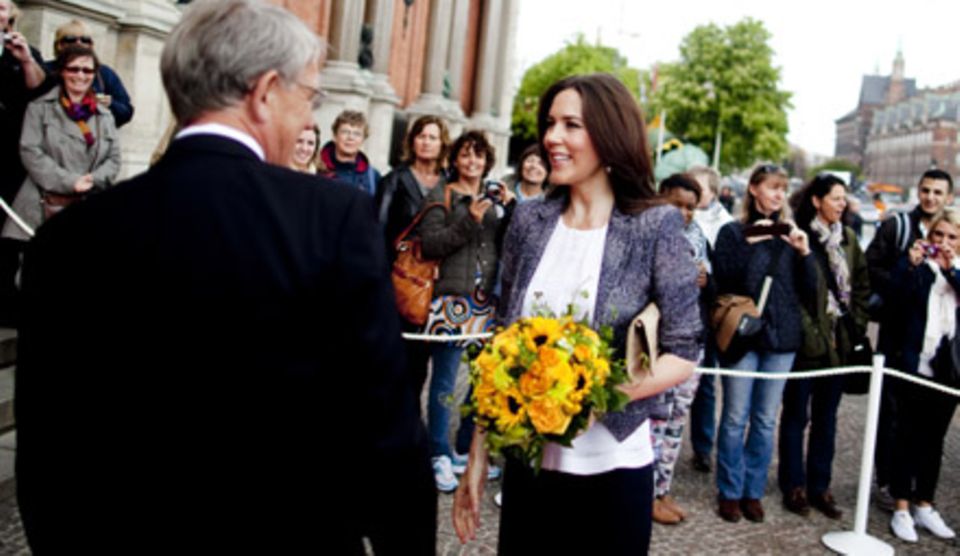 PRinzessin Mary wird bei ihrer ersten offiziellen Rede nach dem Mutterschutz mit Blumen begrüßt. PRinzessin Mary wird bei ihrer ersten offiziellen Rede nach dem Mutterschutz mit Blumen begrüßt.
