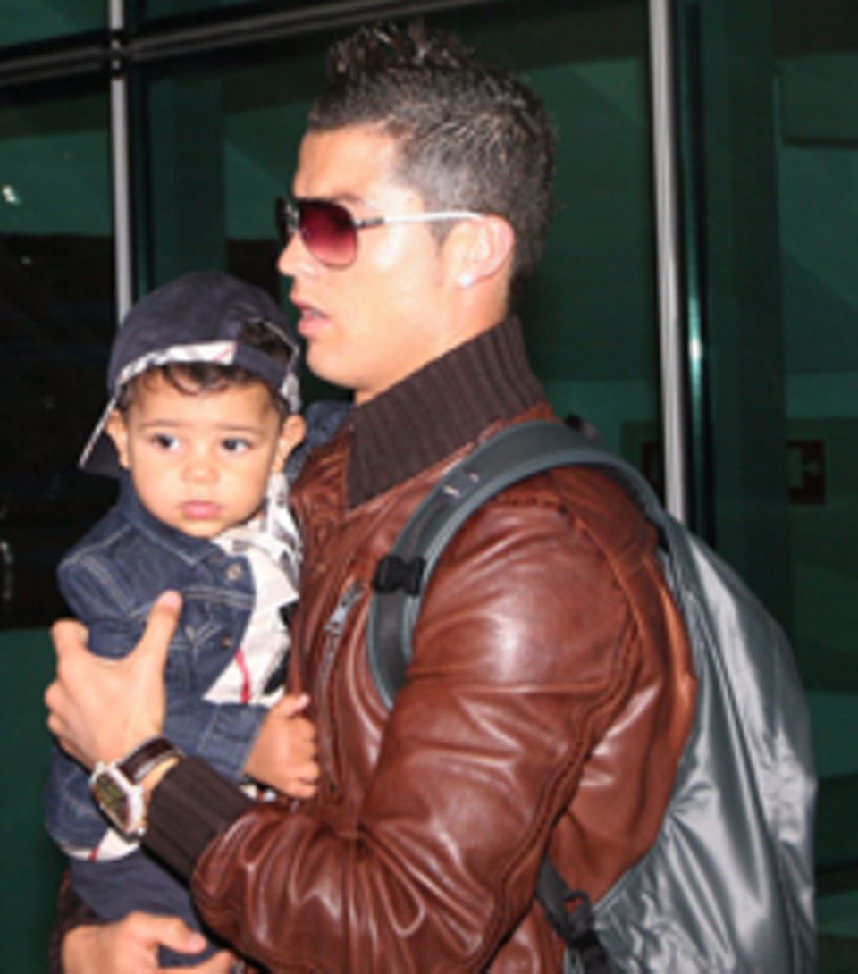 Von Kopf bis Fuß gestylt lässt sich der kleine Cristiano von seinem berühmten Papa umher tragen. Von Kopf bis Fuß gestylt lässt sich der kleine Cristiano von seinem berühmten Papa umher tragen.