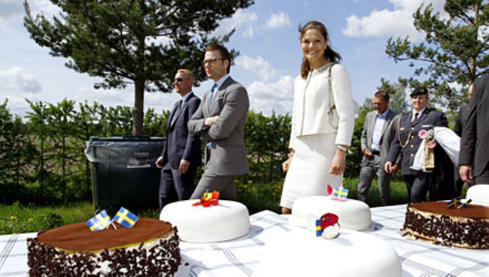 Im Blumenpark Wij Trädgårdar tischten die Ockelboer für Daniel und Victoria auf: Torte auf 60 Metern. Ihr Liebling: die Agnieta- Im Blumenpark Wij Trädgårdar tischten die Ockelboer für Daniel und Victoria auf: Torte auf 60 Metern. Ihr Liebling: die Agnieta-