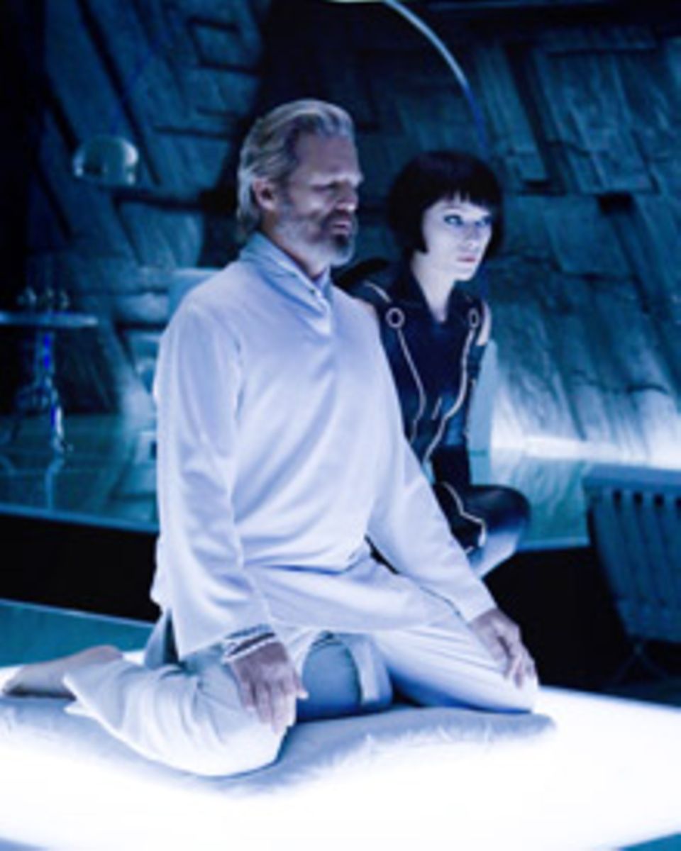 Kevin Flynn (Jeff Bridges) und das Kunstwesen Quorra (Olivia Wilde) haben es sich in der Gefangenschaft fast schon gemütlich gem Kevin Flynn (Jeff Bridges) und das Kunstwesen Quorra (Olivia Wilde) haben es sich in der Gefangenschaft fast schon gemütlich gem
