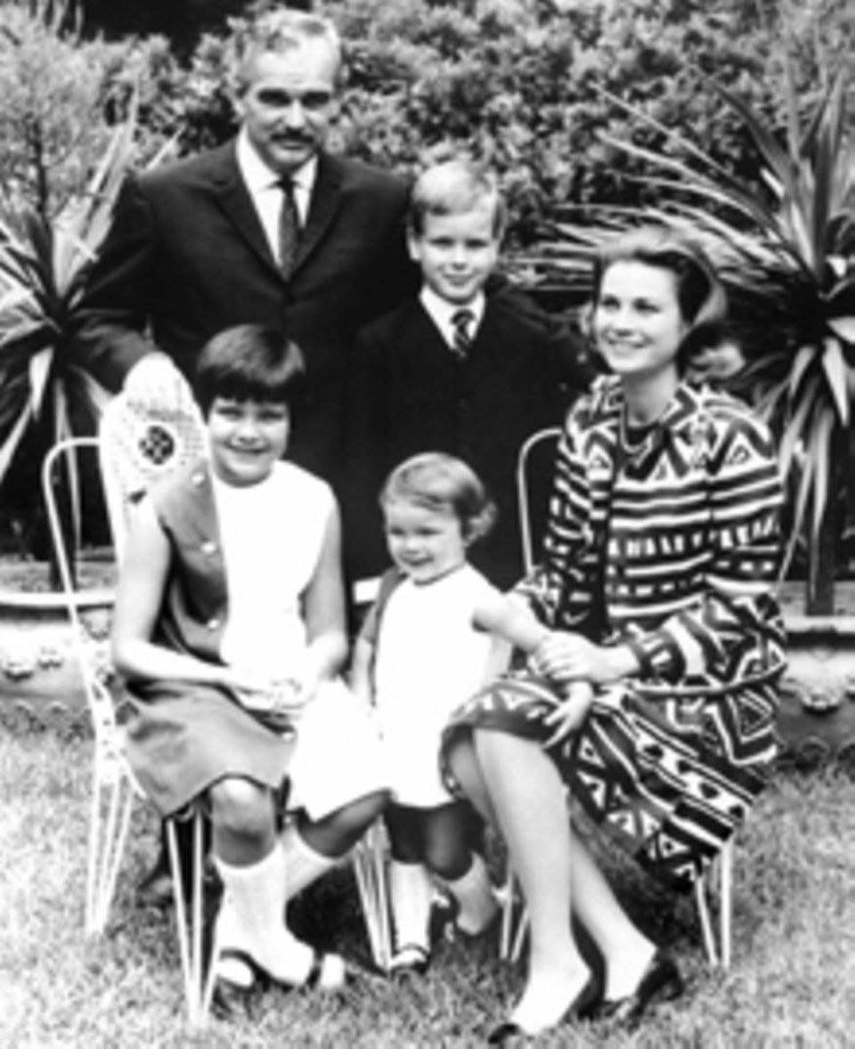Das monegassische Fürstenpaar Gracia Patricia und Rainier III. mit ihren Kindern Albert, Caroline (l.) und Stephanie im Garten i