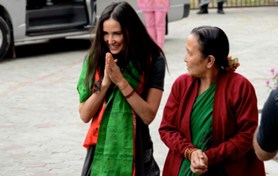 Demi Moore traf bei ihrem Besuch auch Anuradha Koirala, die für ihr Engagement gegen den Menschenhandel letztes Jahr zum "CNN He Demi Moore traf bei ihrem Besuch auch Anuradha Koirala, die für ihr Engagement gegen den Menschenhandel letztes Jahr zum "CNN He