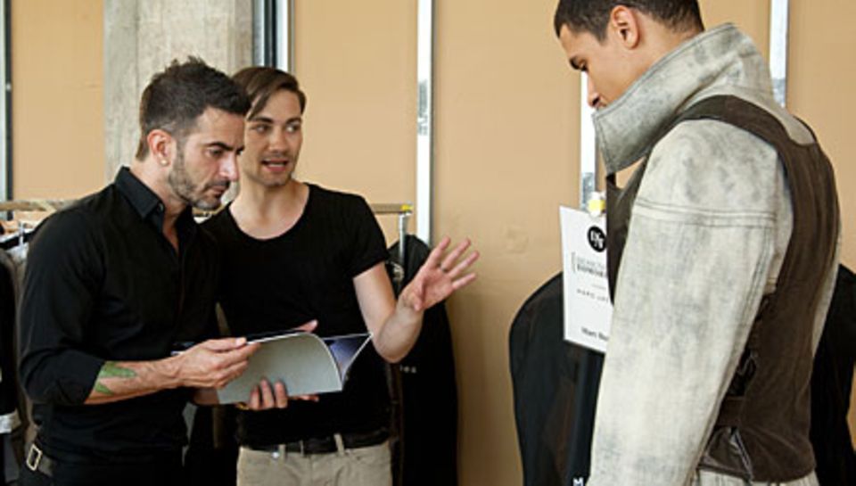 Marc Jacobs lässt sich vom "Designer for Tomorrow"-Finalisten Marc Buscha seine Kollektion erklären. Marc Jacobs lässt sich vom "Designer for Tomorrow"-Finalisten Marc Buscha seine Kollektion erklären.