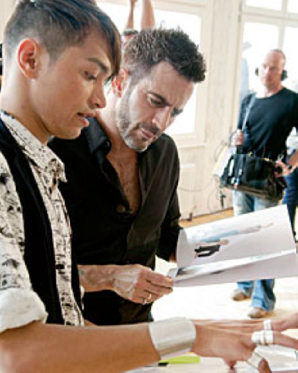 Zwei Tage nahm sich Marc Jacobs Zeit, um die Jungdesigner (hier Jonathan Christoper Hofwegen) in Berlin kennenzulernen. Zwei Tage nahm sich Marc Jacobs Zeit, um die Jungdesigner (hier Jonathan Christoper Hofwegen) in Berlin kennenzulernen.