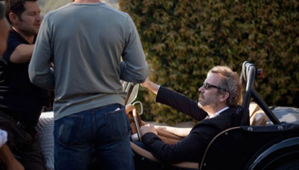 Hugh Laurie steht für den Werbedreh des Kosmetikherstellers vor der Kamera.