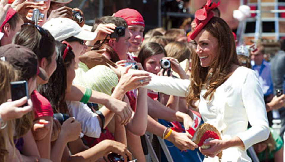 "Will and Kate! Will and Kate!", jubelten die Menschen in Ottawa. Herzogin Catherine trug am Nationalfeiertag die Farben der kan "Will and Kate! Will and Kate!", jubelten die Menschen in Ottawa. Herzogin Catherine trug am Nationalfeiertag die Farben der kan