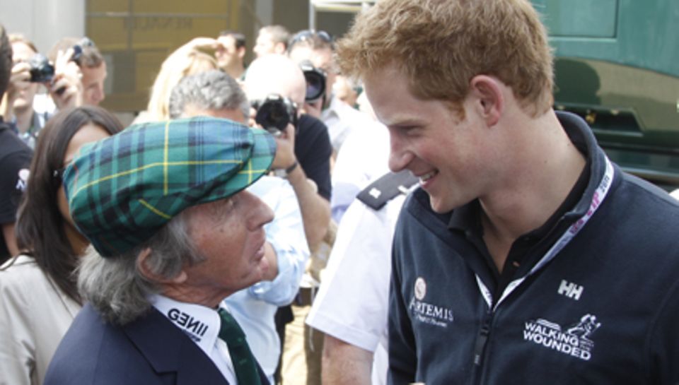 Männer unter sich: Prinz Harry bekommt eine Führung durch das Fahrerlager von "Formel-1"-Legende Jackie Stewart. Männer unter sich: Prinz Harry bekommt eine Führung durch das Fahrerlager von "Formel-1"-Legende Jackie Stewart.