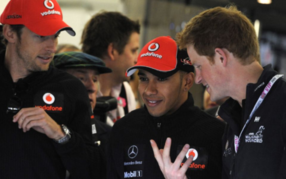 Jenson Button, Lewis Hamilton und Prinz Harry tauschen sich über schnelle Autos aus.