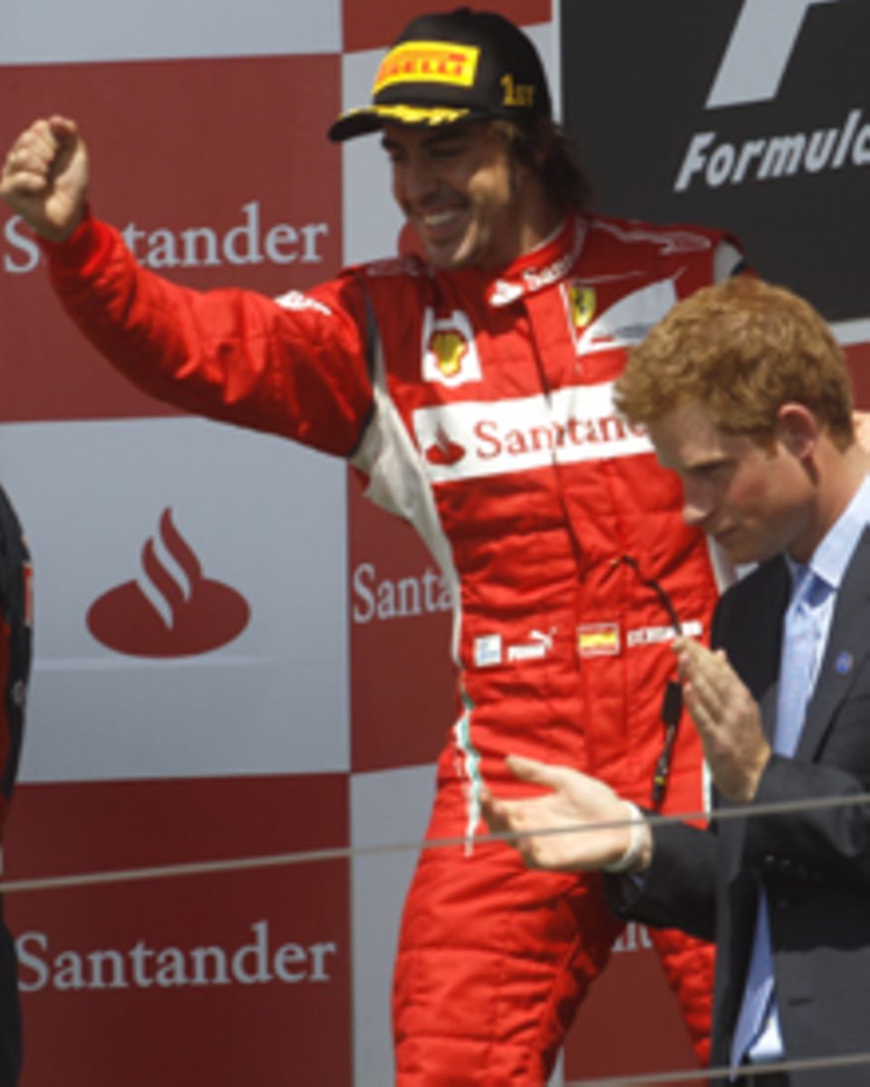 Prinz Harry feiert mit Formel-1-Pilot, Fernando Alonso, seinen ersten Platz.
