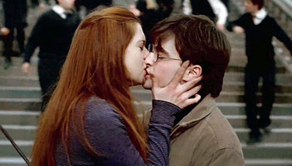 Zaghaftes Knutschen im Kampf mit Lord Voldemort: Harry und Ginny Weasley, gespielt von Bonnie Wright.