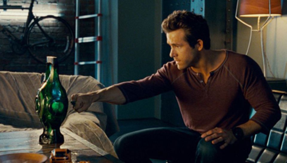 Noch etwas unbeholfen versucht Hal Jordan (Ryan Reynolds), die Laterne zu aktivieren. Noch etwas unbeholfen versucht Hal Jordan (Ryan Reynolds), die Laterne zu aktivieren.