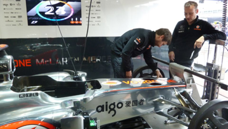 Letzte handgriffe vor dem großen rennen am Sonntag: Das Team macht die Rennwagen von Lewis Hamilton und Jenson Button fit. Letzte handgriffe vor dem großen rennen am Sonntag: Das Team macht die Rennwagen von Lewis Hamilton und Jenson Button fit.