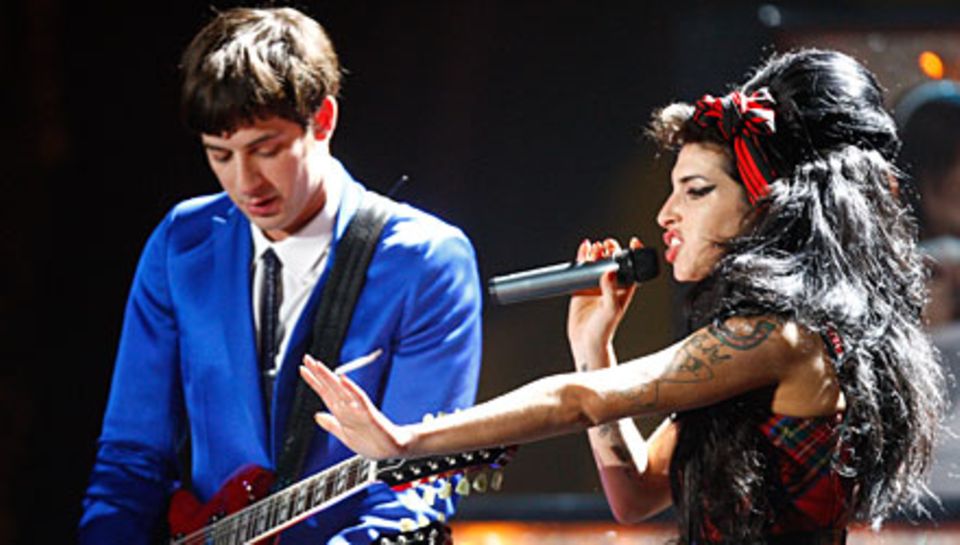Außer Konkurrenz: Bei den Brit Awards 2008 trat Amy mit Mark Ronson auf, der zwei Jahre zuvor ihr Hit-Album "Back To Black" prod Außer Konkurrenz: Bei den Brit Awards 2008 trat Amy mit Mark Ronson auf, der zwei Jahre zuvor ihr Hit-Album "Back To Black" prod