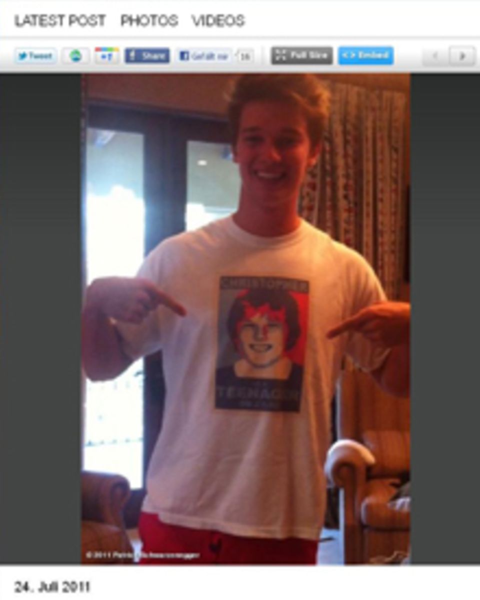 Ein T-Shirt für den kranken Bruder: So zeigte sich Patrick Schwarzenegger auf seiner Twitter-Seite.