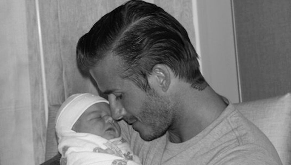 Kurz nach der Geburt zeigt sich der stolze Papa, David Beckham, mit seiner Tochter Harper Seven. Kurz nach der Geburt zeigt sich der stolze Papa, David Beckham, mit seiner Tochter Harper Seven.