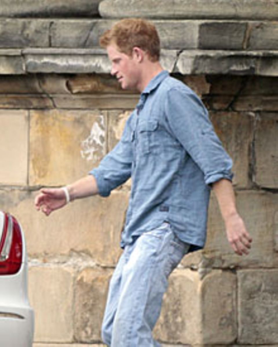 Der Morgen danach: Etwas derangiert wirkte nicht nur Prinz Harry im jeansblauen Knitterlook. Der Morgen danach: Etwas derangiert wirkte nicht nur Prinz Harry im jeansblauen Knitterlook.