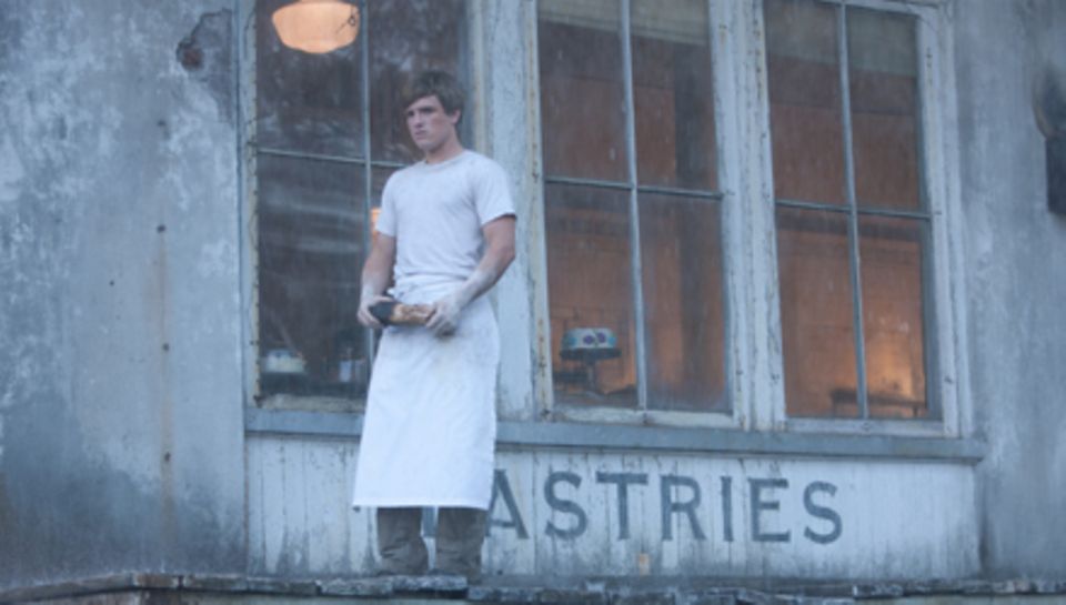 Josh Hutcherson alias "Peeta Mellark" vor der Bäckerei seiner Eltern. Josh Hutcherson alias "Peeta Mellark" vor der Bäckerei seiner Eltern.