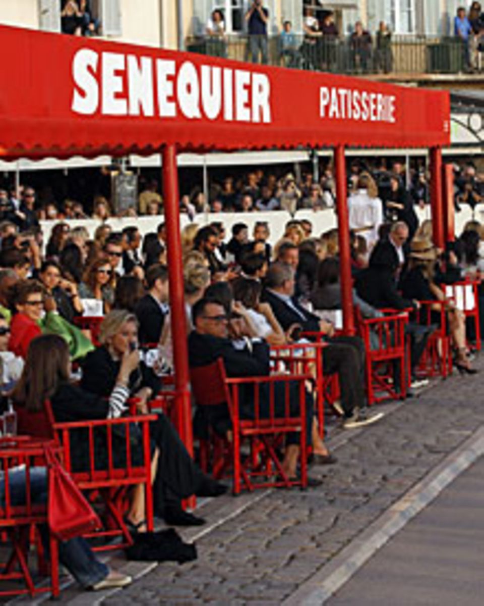 Nur Anfänger sitzen im Café "Sénéquier" in der ersten Reihe. Stammgäste wie Karl Lagerfeld, Vanessa Paradis und Ivana Trump bevo
