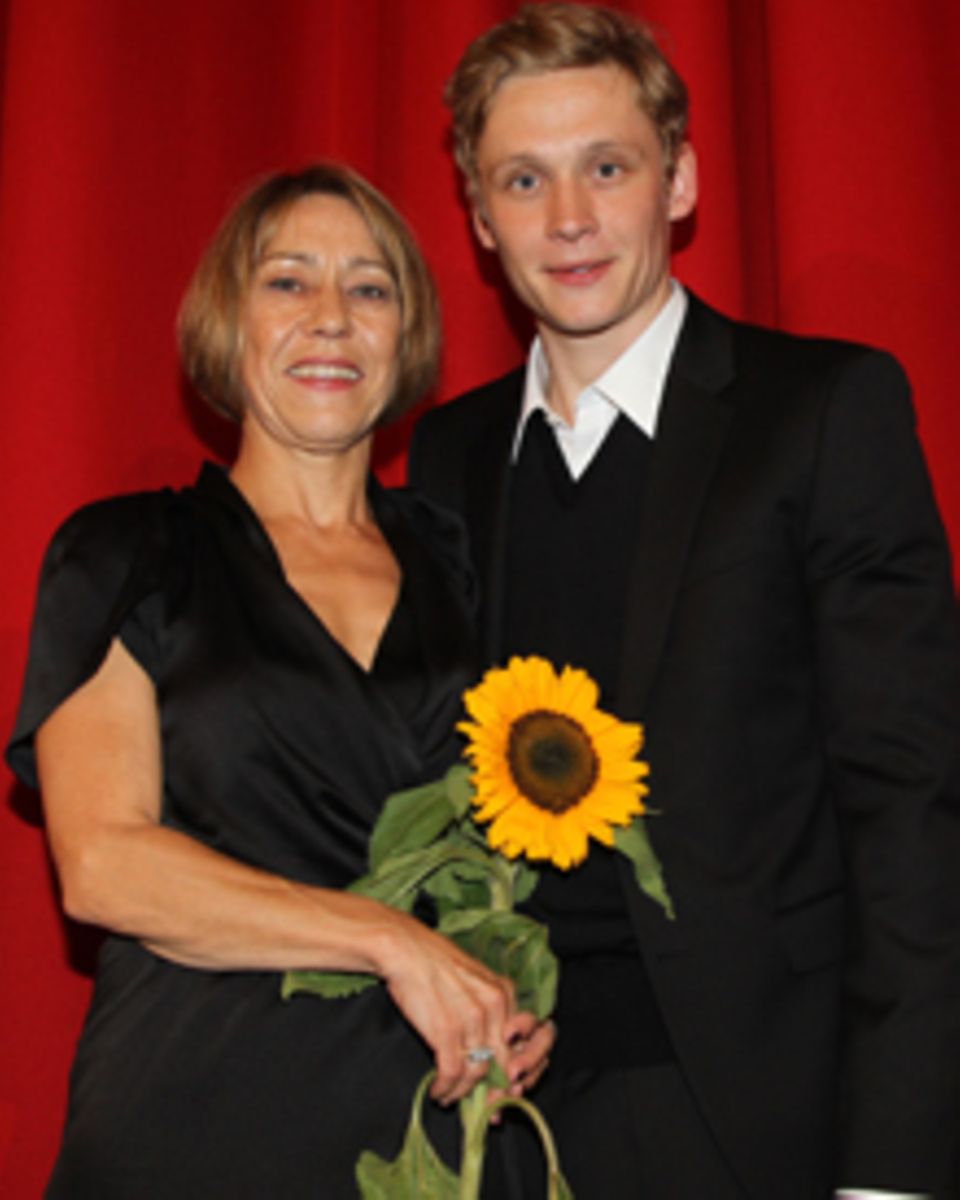 Matthias Schweighöfer sucht für seine Mutter Gitta einen Mann. Matthias Schweighöfer sucht für seine Mutter Gitta einen Mann.