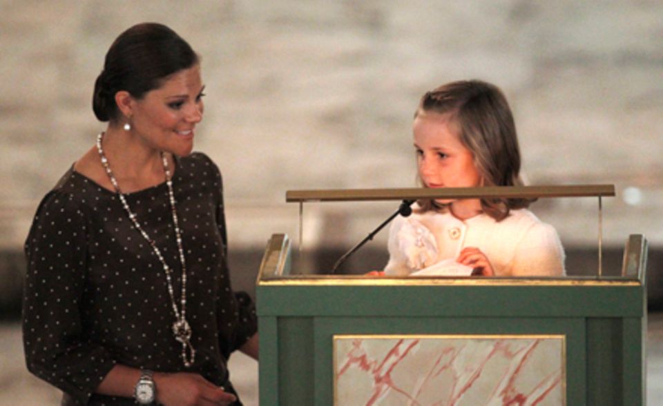 Beim feierlichen Gottesdienst liest Prinzessin Ingrid Alexandra mit der Unterstützung von Kronprinzessin Victoria von Schweden a Beim feierlichen Gottesdienst liest Prinzessin Ingrid Alexandra mit der Unterstützung von Kronprinzessin Victoria von Schweden a