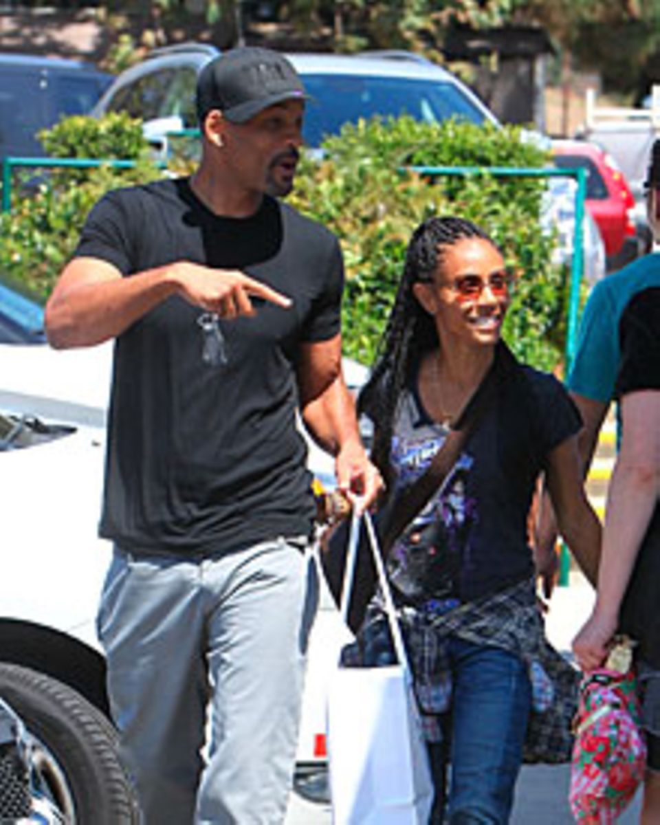 Glück zum Angucken: Einen Tag nach dem Trennungsgerücht zeigten sich Jada und Will Smith demonstrativ happy in Malibu. Normalerw Glück zum Angucken: Einen Tag nach dem Trennungsgerücht zeigten sich Jada und Will Smith demonstrativ happy in Malibu. Normalerw