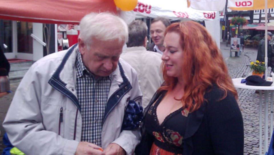 Rebecca Siemoneit-Barum im Gespräch mit einem potentiellen Wähler auf dem Marktplatz von Einbeck. Rebecca Siemoneit-Barum im Gespräch mit einem potentiellen Wähler auf dem Marktplatz von Einbeck.